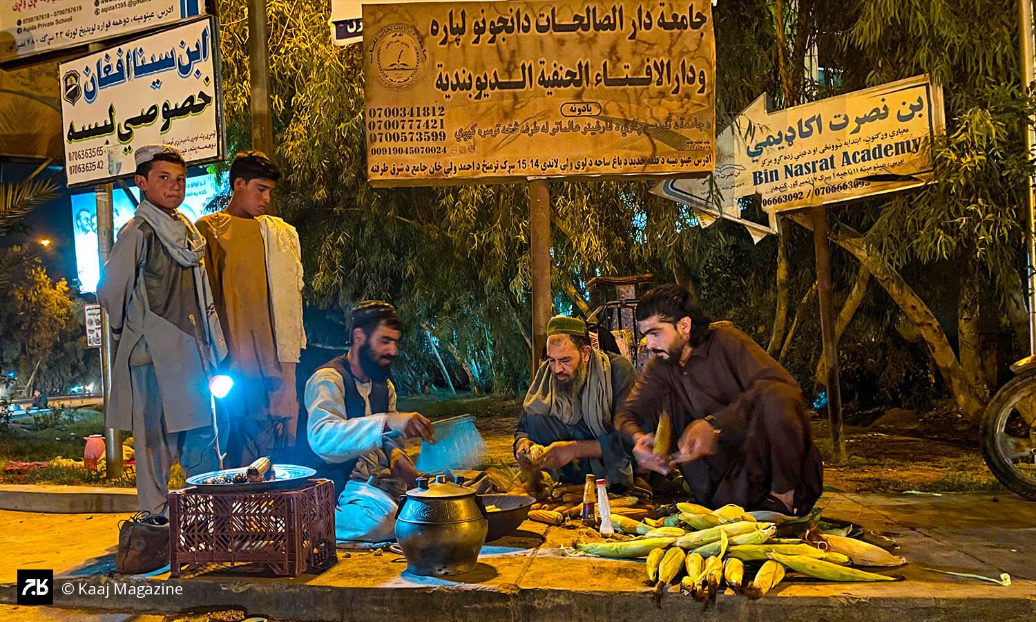 کندهار، افغانستان — مردی جواریفروش در خیابانهای کندهار، یک روز پیش از سقوط این شهر به دست طالبان در سال ۱۴۰۰. عکس: حسیبه اتکپال