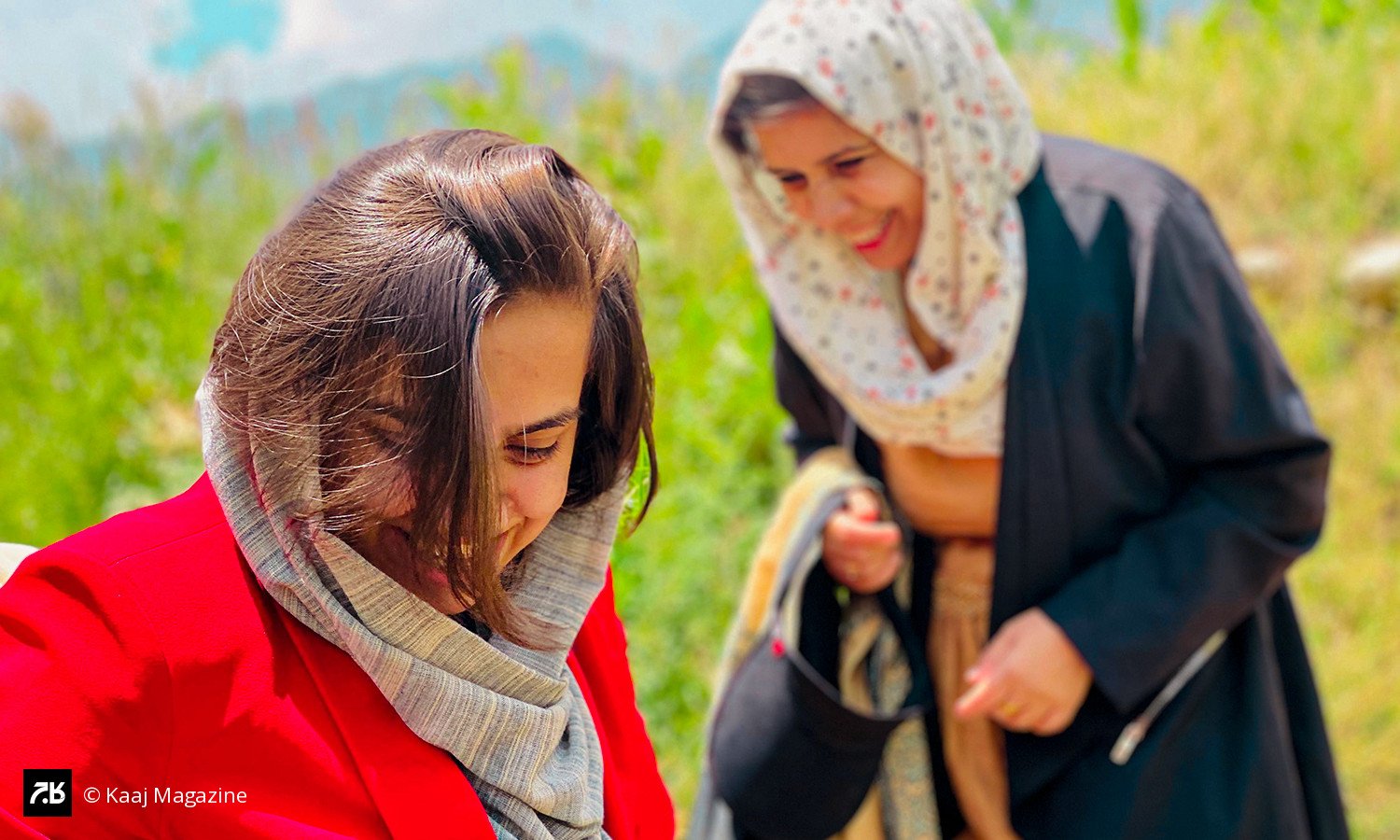 نورستان — حسیبه اتکپال، و مادرش در کنار چشمه آب