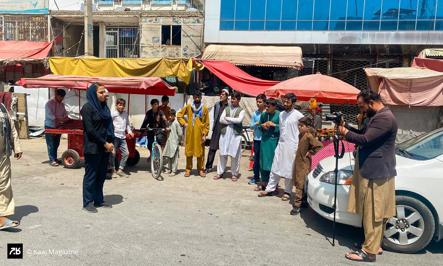 کابل — روز دوم سقوط، ۱۶ اگست ۲۰۲۱ (۲۲ اسد ۱۴۰۰)، حسیبه اتکپال نخستین زن خبرنگاری بود که در خیابانهای بیرییسجمهور کابل ایستاد و گزارش زندهاش را به جهان مخابره کرد.