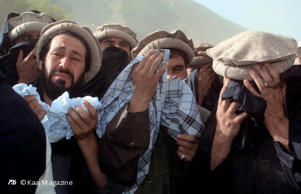 مردان  در روستای جنگلک می‌گریند – شانزدهم سپتامبر ۲۰۰۱، مراسم خاکسپاری احمدشاه مسعود در پنجشیر. عکس: الکساندر نمنوف